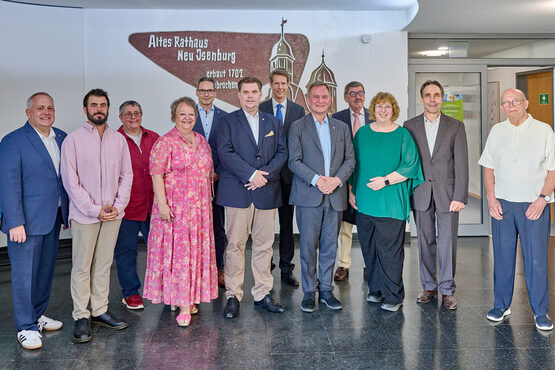 Der Magistrat der 20. Legislaturperiode. Vlnr: Pierre Fontaine, Nick Papak Amoozegar, Yvonne Lammersdorf, Susanne Schmidt, Thomas Rost, Erster Stadtrat Stefan Schmitt, Thorsten Klees, Bürgermeister Dirk Gene Hagelstein, Klaus-Peter Flesch, Andrea Finas, Andreas Frache, Dirk Wölfing. Es fehlt Christian Beck.