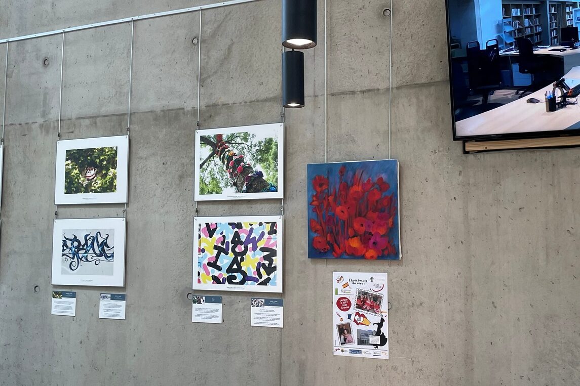 Waltraud Stettins „Blumengruß“ rechts (rotes Blumenarrangement auf blauem Hintergrund) hängt nun dauerhaft in Veauche