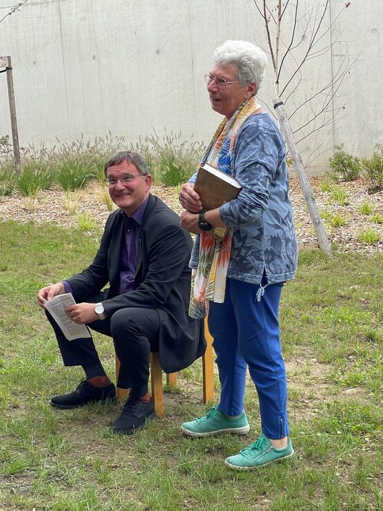 Bürgermeister Dirk Gene Hagelstein und Margit Emde bei der zweisprachigen Lesung aus dem Gerichtsbuch