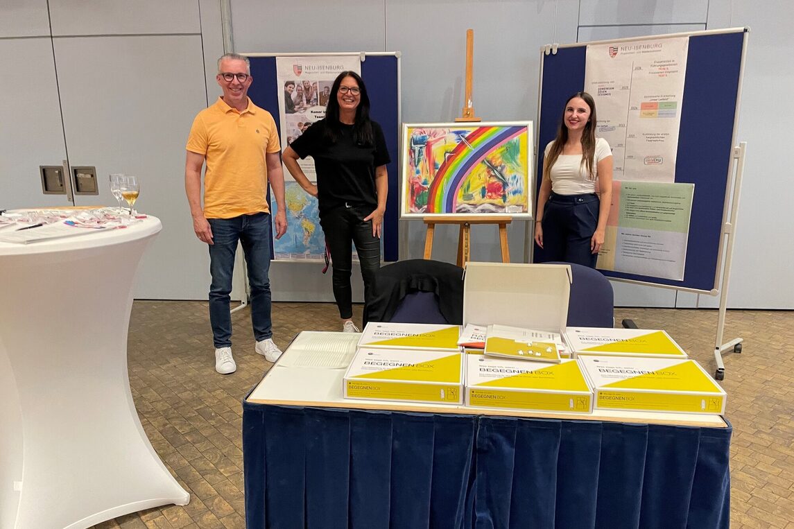Vlnr:  Jörg Möller (Abteilungsleitung Personal), Gordana Petkovic (Fachbereich Kultur- und Bildungszentrum/ Stadtbelebung/Hallenmarketing) und Isabel Fernand-Jimenez (Personalreferentin Ausbildung und Personalentwicklung), Kunstwerk: Petra Korsten-Koch.