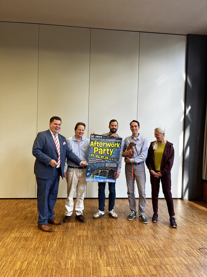 Präsentation der AfterworkParty, von links: Erster Stadtrat Stefan Schmitt, (Thorsten Reblin, Stv. Ortsvorsteher Zeppelinheim), Fachbereichsleiter Kultur-und Bildungszentrum/Hugenottenhalle Christopher George, Ortsvorsteher Zeppelinheim Sebastian Stern und Dr. Bettina Stuckard, Fachbereichsleitung Kultur