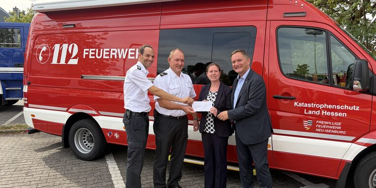 Vlnr.: Philipp Tsangos (Stadtbrandinspektor Neu-Isenburg), Marco Bauer (Kreisbrandinspektor und Fachdienstleiter des Brand- und Katastrophenschutzes des Kreises), Stadtverordnetenvorsteherin Christine Wagner (Neu-Isenburg) und Bürgermeister Dirk Gene Hagelstein (Neu-Isenburg)
