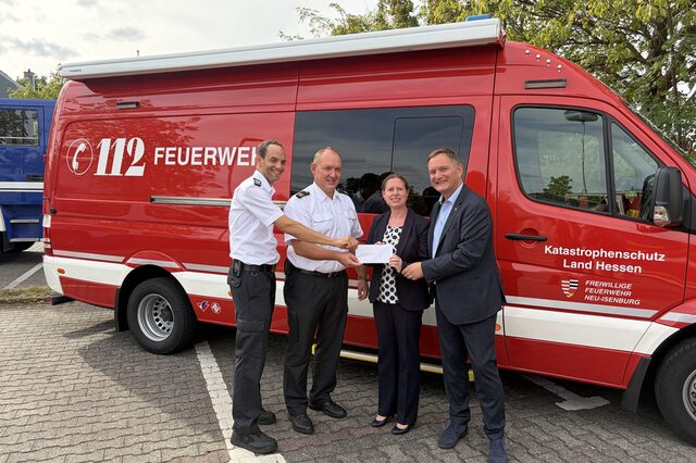 Vlnr.: Philipp Tsangos (Stadtbrandinspektor Neu-Isenburg), Marco Bauer (Kreisbrandinspektor und Fachdienstleiter des Brand- und Katastrophenschutzes des Kreises), Stadtverordnetenvorsteherin Christine Wagner (Neu-Isenburg) und Bürgermeister Dirk Gene Hagelstein (Neu-Isenburg)