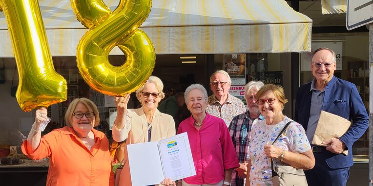 Vorstand Weltladen und Steuerungsgruppe Fairtrade mit Landrat Oliver Quilling