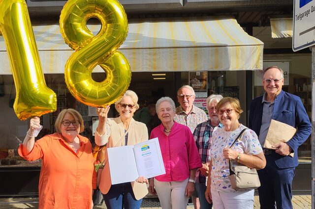 Vorstand Weltladen und Steuerungsgruppe Fairtrade mit Landrat Oliver Quilling