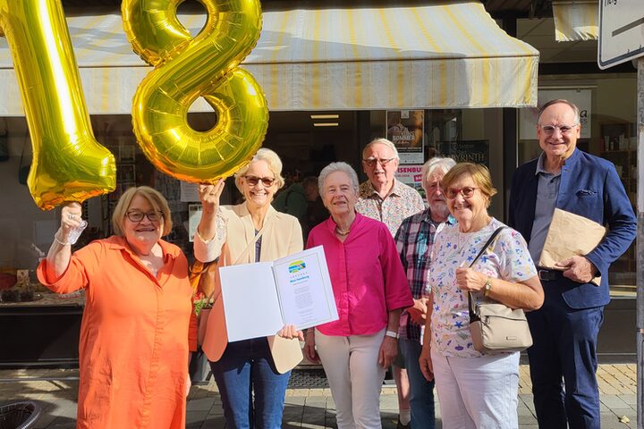 Vorstand Weltladen und Steuerungsgruppe Fairtrade mit Landrat Oliver Quilling