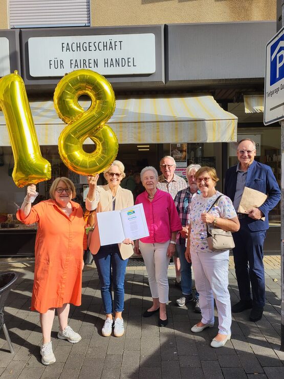 Vorstand Weltladen und Steuerungsgruppe Fairtrade mit Landrat Oliver Quilling