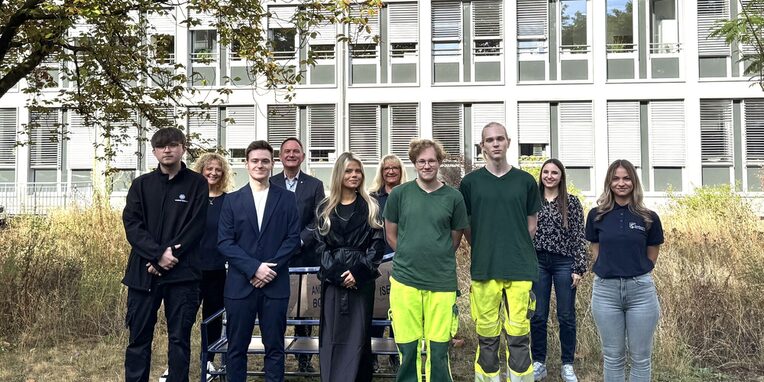 neue Auszubildende und Duale Studenten auf der Rathauswiese vor dem Rathaus Neu-Isenburg