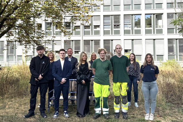 neue Auszubildende und Duale Studenten auf der Rathauswiese vor dem Rathaus Neu-Isenburg