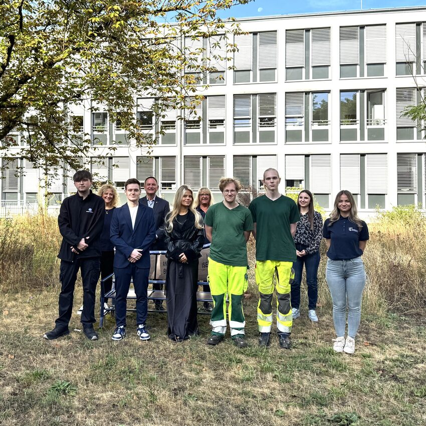 neue Auszubildenden und Duale Studenten auf der Rathauswiese vor dem Rathaus Neu-Isenburg