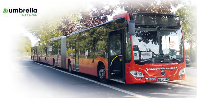 Ein Gelenkbus, der am 19.09.2025 von 8.00 Uhr bis 18:00 Uhr am Jugendcafé und auf der Demokratiemeile an der Brüder-Grimm-Schule steht