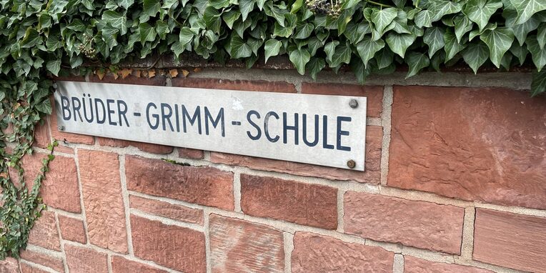 Schild Brüder-Grimm-Schule