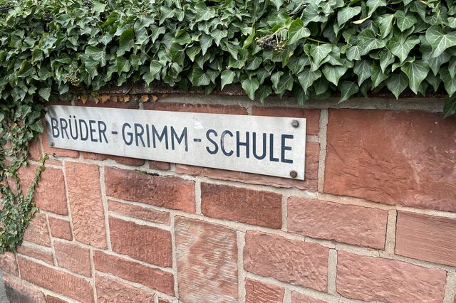 Schild Brüder-Grimm-Schule