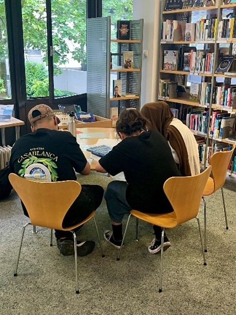 Teilnehmer beim Quest4Facts Projekt in der Stadtbibliothek