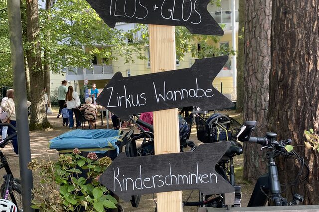 Pfosten mit Papierhinweisschildern zum Kinderschminken Zirkus etc.