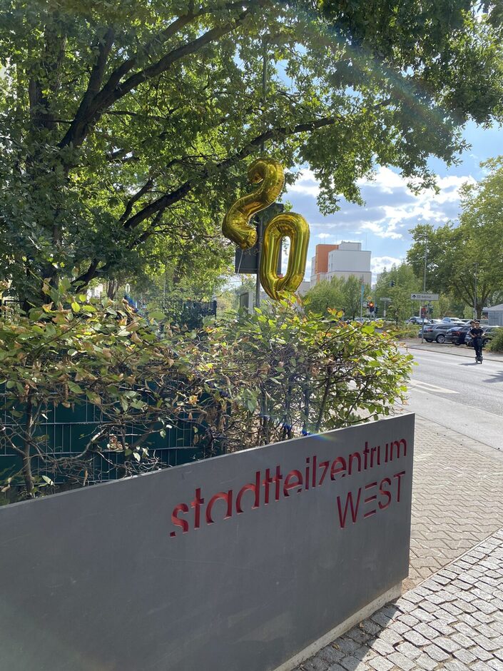 Eingang mit goldenen Luftballons als Zahl 20