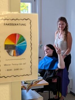 Junge Frau lässt sich beraten, welche Farbe ihr am besten steht