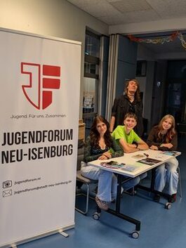 Mitglieder des Jugendforums an ihrem STand