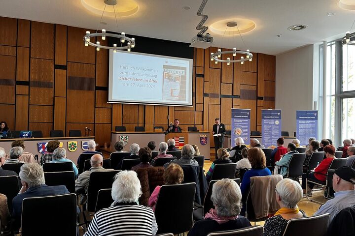 Großer Andrang herrschte beim Informationstag „Sicher leben im Alter“, der am 27. April 2024 im Rathaus angeboten wurde.