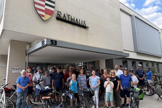 Gruppenfoto am Treffpunkt bei der Eröffnung des Stadtradelns