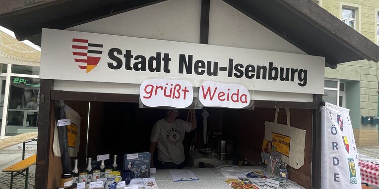 Der Stand der Partnerstadt Neu-Isenburg auf dem Kuchenmarkt in Weida