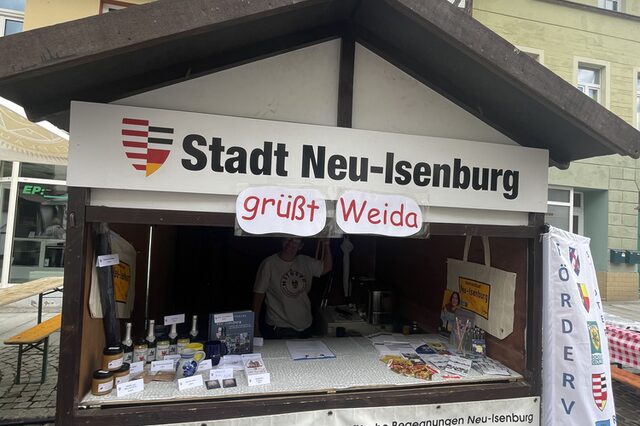 Der Stand der Partnerstadt Neu-Isenburg auf dem Kuchenmarkt in Weida