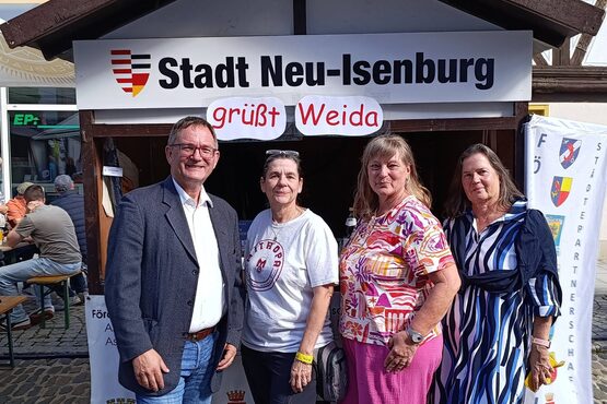 vlnr.: Bürgermeister Dirk Gene Hagelsein, Iris Heß und Kirsten Eschershausen, Stadt Neu-Isenburg, Bettina Blüchardt, stellv. Vorsitzende vom Förderverein Städtepartnerschaften und Europäische Begegnungen (FSP)