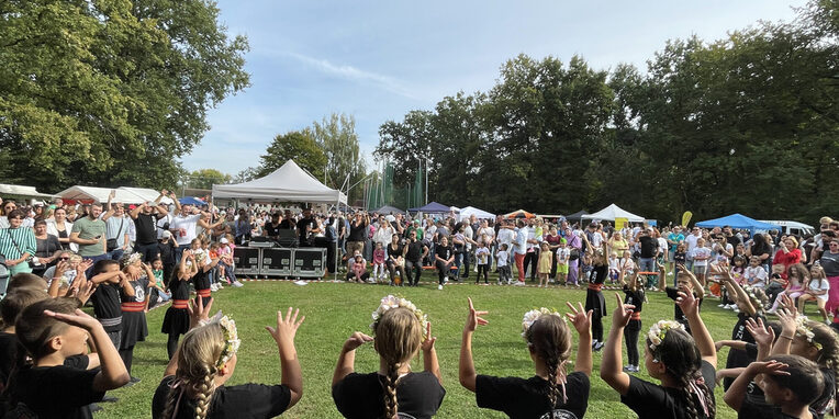 Weltkindertag im Sportpark - Kinder tanzen im Kreis