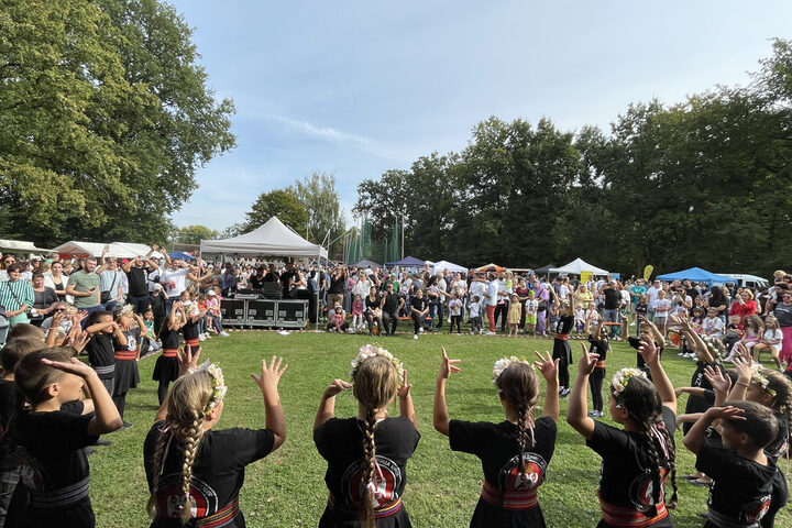 Weltkindertag im Sportpark - Kinder tanzen im Kreis