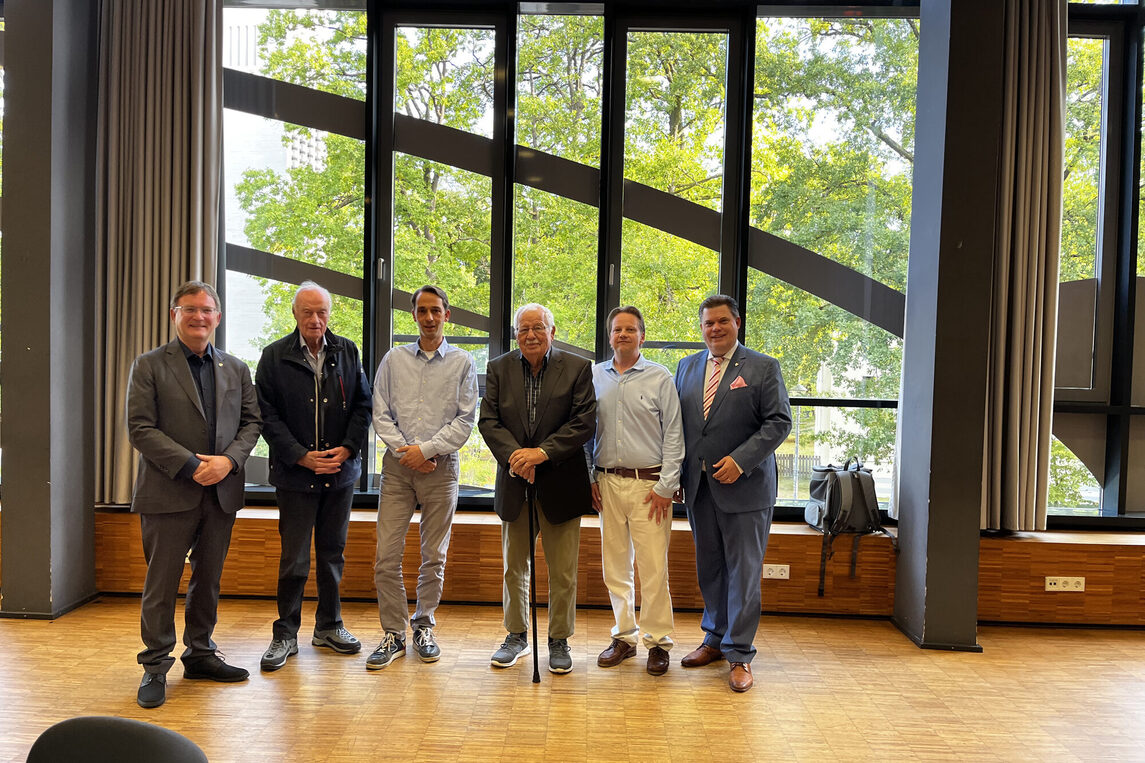 Vlnr.: Bürgermeister Dirk Gene Hagelstein, Herbert Becker, Bürgermeister von 1964 – 1972 und Erster Stadtrat von Neu-Isenburg, Ortsvorsteher Zeppelinheim Sebastian Stern, Wolfgang Bergenthal, Ortsvorsteher Zeppelinheim von 1977 bis 2011, Thorsten Reblin, Stellvertretender Ortsvorsteher  Zeppelinheim.