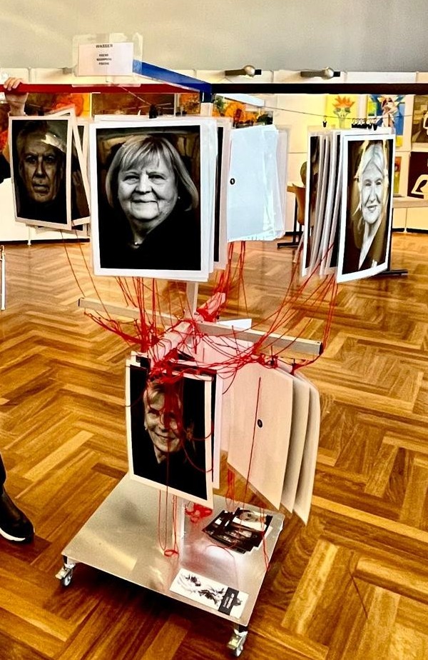 "Face Me"-Fotoinstallation von Peter Müller auf Stativ