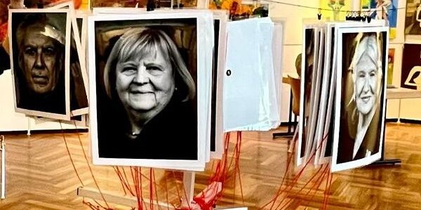 "Face Me"-Fotoinstallation von Peter Müller auf Stativ