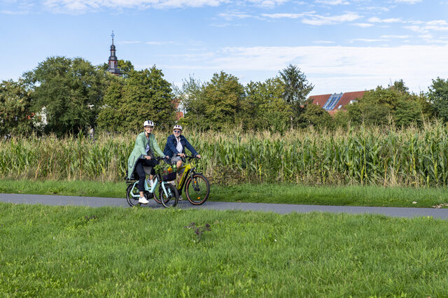 Zwei Personen beim Fahrrad fahren