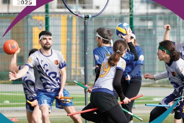 Poster zur DQM, Quadballspielszene mit Infos zu Zeit und Ort