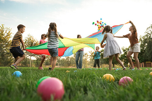 Spielende Kinder auf der Wiese