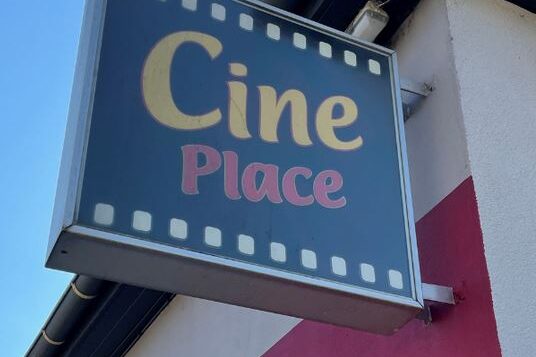 Schild mit der Aufschrift CinePlace