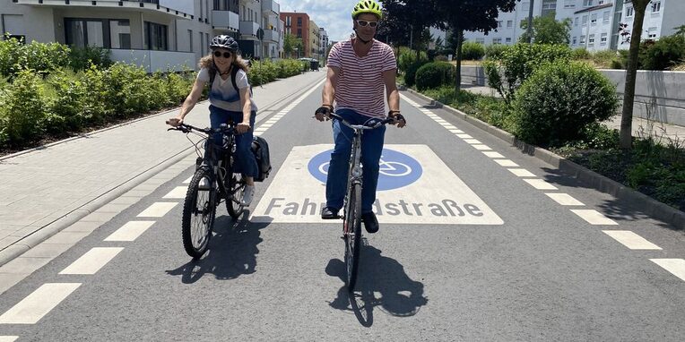 Zwei Personen beim Fahrrad fahren