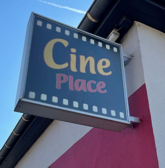 Schild mit der Aufschrift CinePlace